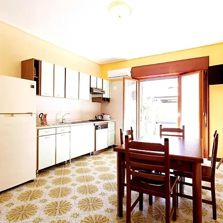 Flat Margot, Sorrento, 2br 2bt Flat, Sleeps 4, Terrace Apartman Sorrento